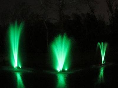 Đài phun nước nổi Monsoon của Anjon Manufacturing với 5 vòi phun có thể thay thế